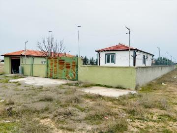 3 Kat İmarlı 916 M² Arsa Üzerinde Ruhsatlı Yapılar