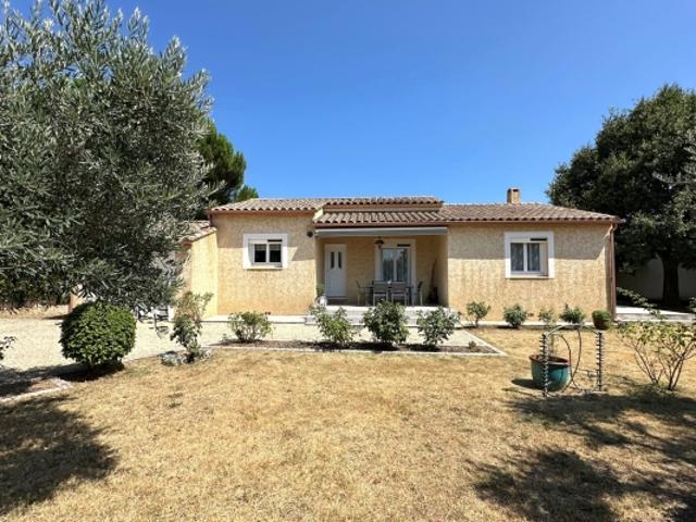 3 km d’Uzès centre. Maison 3 chambres, terrain 1000 m². Etat exceptionnel. Commerces à pied