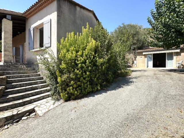 3 km d’Uzès, ensemble de 2 maisons. 135 m². Terrain 1 750 m². Aucune nuisance