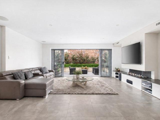 3 Level Modern Family Abode In Great Location