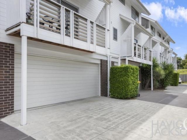 3 LEVEL LUXURIOUS TOWNHOUSE IN PRIME GREENSLOPES LOCATION