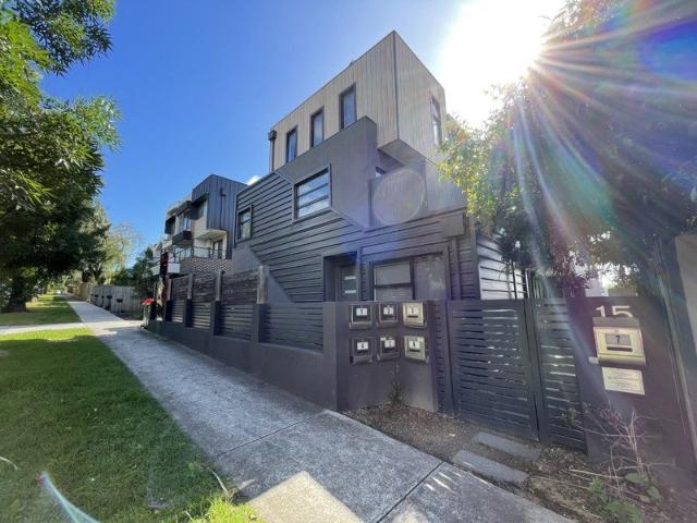 3 level townhouse in perfect Brunswick West locale!