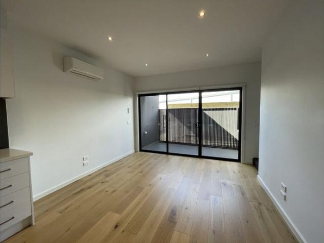 3 level townhouse in perfect Brunswick West locale!