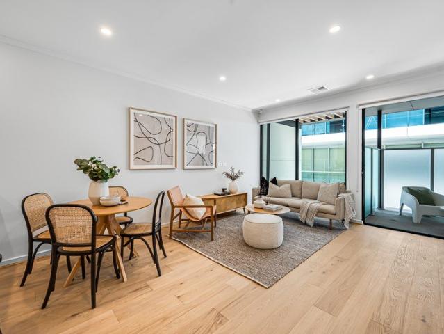 3 Level Townhouse offering a brilliant cosmopolitan lifestyle!