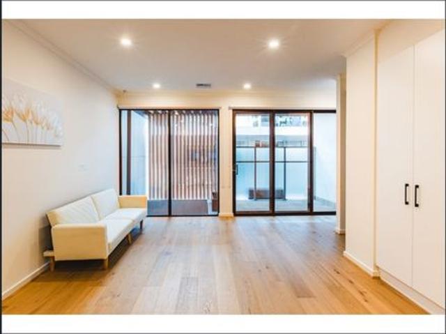 3 Level Townhouse offering a brilliant cosmopolitan lifestyle!