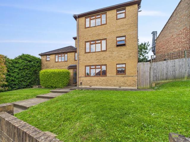 3 Library Court 168 Mayplace Road. 2 bed flat to rent £1,700 pcm £392 pw