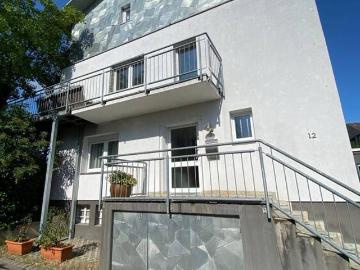 3 Parteien Mehrfamilienhaus mit Terrasse und Garten hochwertig modernisiert