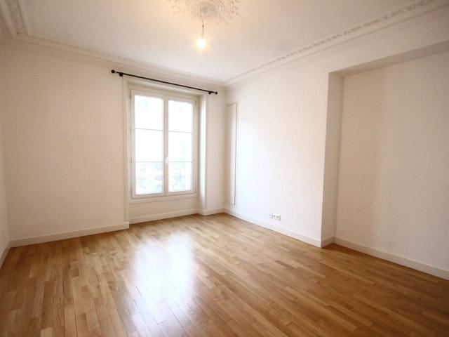 3 pièces 61 m² REFAIT NEUF M° SAINT GEORGES