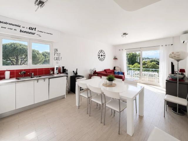 3 pièces au dernier étage à deux pas des plages de la Salis. 60m² Antibes