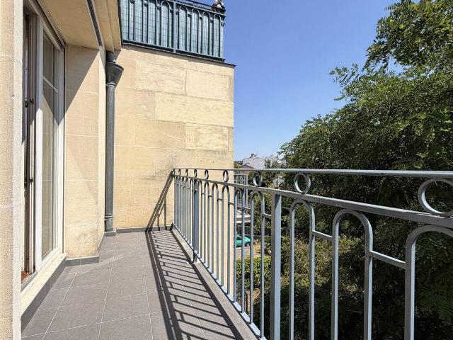 3 PIÈCES AVEC BALCON ET PARKING PLACE DE LA BASOCHE