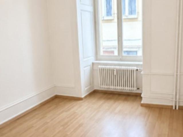 3 pièces rénové avec cachet moulures, parquet La Chaux de Fonds