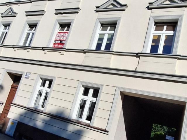 Na sprzedaż przestronne 3 pokojowe mieszkanie do remontu w centrum Świdnicy