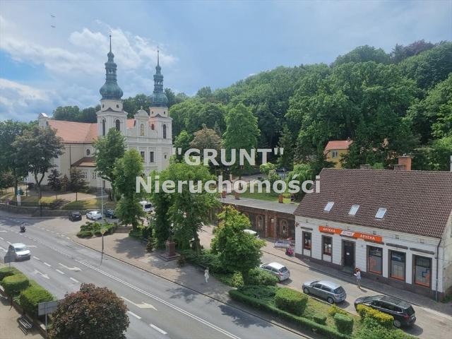 3 pokojowe mieszkanie do remontu z balkonem i piwnicą
