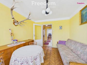 3 pokojowe mieszkanie do remontu z balkonem i piwnicą