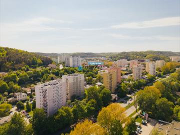 3 pokojowe mieszkanie z balkonem i widokiem na las