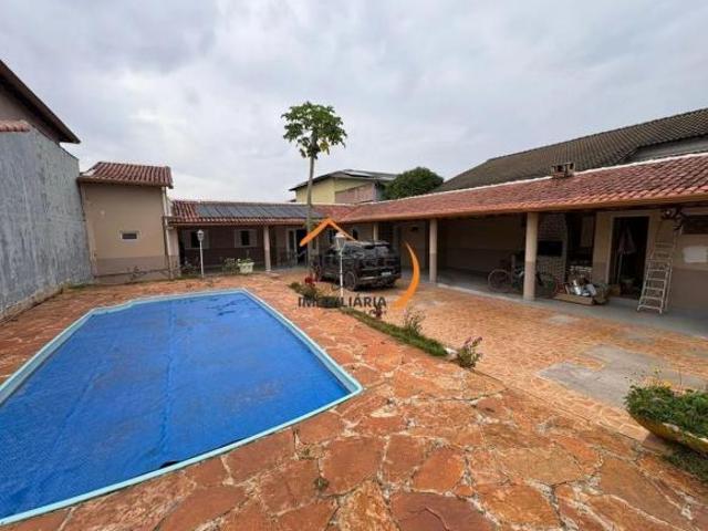 3 quartos, sendo 1 suíte, Cozinha com armários, varanda, piscina aquecida, churrasqueira