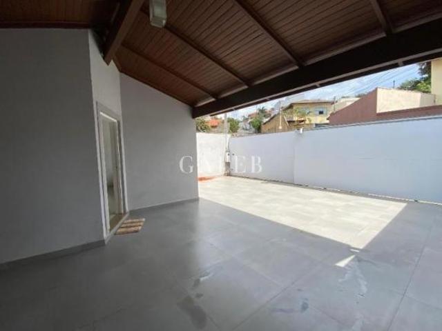 3 QUARTOS, SUÍTE COM CLOSET, PISCINA, VISTA PARA PEDRA GRANDE, 5 VAGAS DE GARAGEM