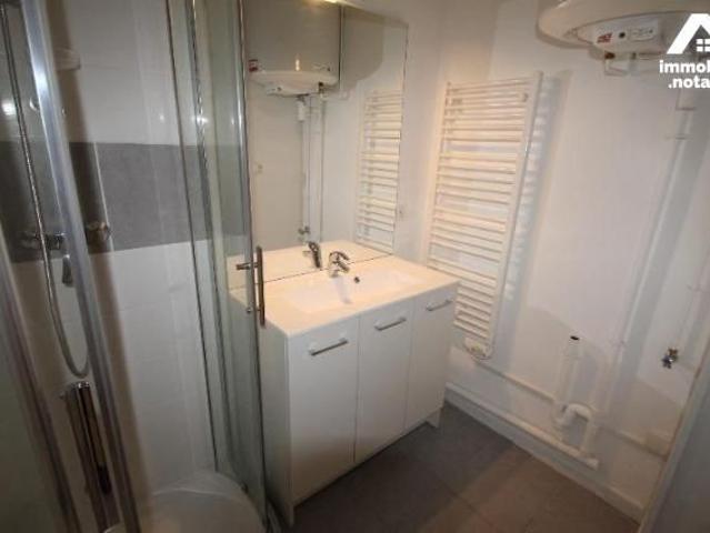 3 RUE DU CHATELET, 71100 CHALON SUR SAÔNE Au 1er étage d'une petite copropriété, en plein cent.