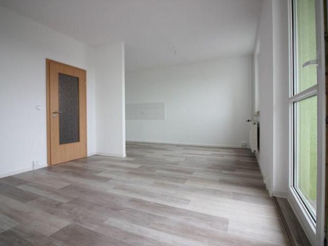 3 Raumwohnung mit Badewanne und Balkon
