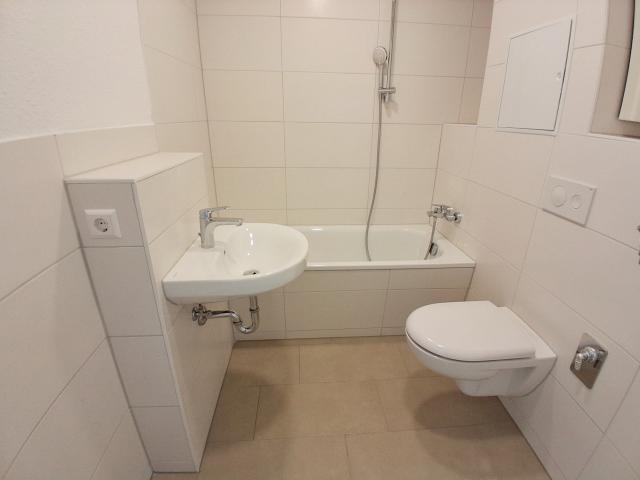 3 Raumwohnung mit Badewanne und Balkon
