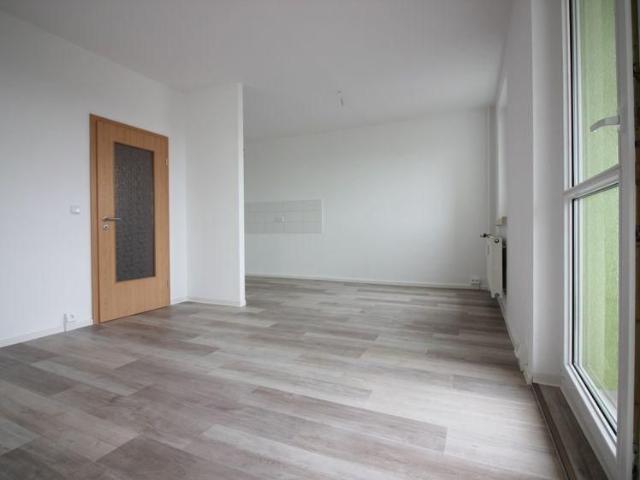3 Raumwohnung mit Badewanne und Balkon