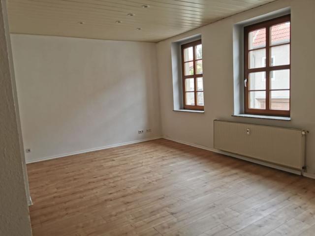 3 Raumwohnung mit offenem Schnitt & eigenem Garten! Große Zimmer, Badezimmer mit Wanne & Dusche!