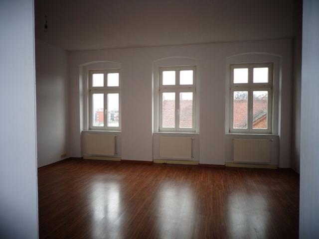 3 Raumwohnung im Erdgeschoss mit Badewanne und separater Küche !