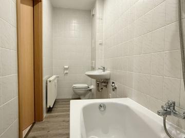 3 Raum • Dachgeschoss • schöner Grundriss • Bad mit Wanne • modernes Laminat • gepflegtes Haus