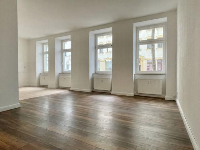 3 Raum • modernes Laminat • Balkon • weiße Stiltüren • Hochparterre • Lutherviertel • Mieten