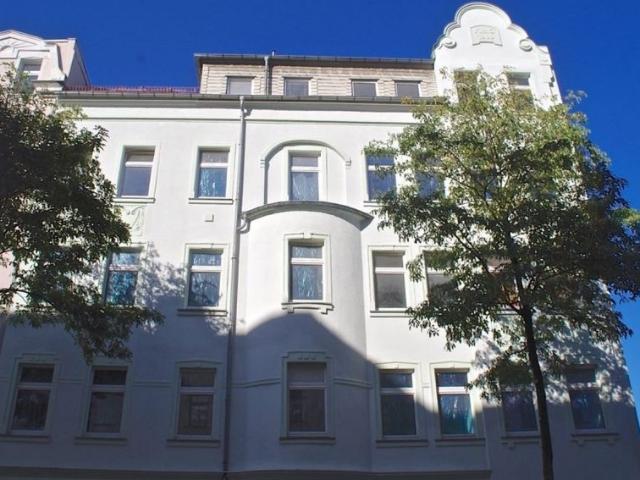 3 Raum • modernes Laminat • Balkon • weiße Stiltüren • Hochparterre • Lutherviertel • Mieten