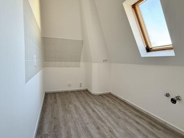 3 Raum Wohnung • frisch renoviert • Bad mit Wanne • Stellplatz • Dachschrägen • Termin vereinbaren?