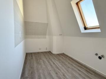 3 Raum Wohnung • frisch renoviert • Bad mit Wanne • Stellplatz • Dachschrägen • Termin vereinbaren?
