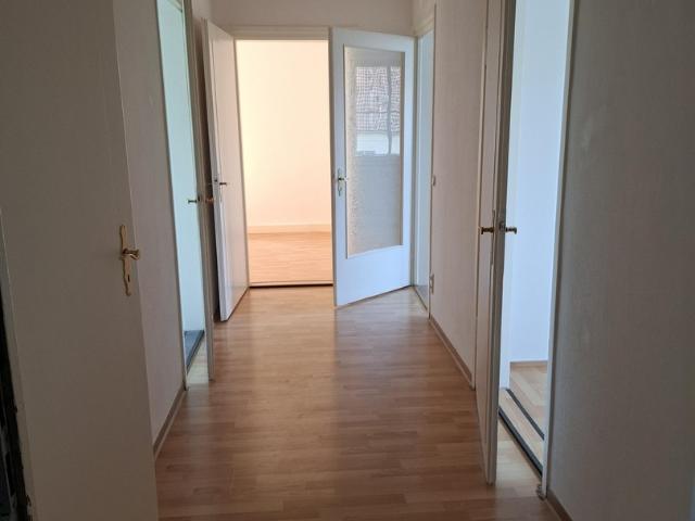 3 Raum Wohnung, große Küche, 1.OG rechts, Bad mit Fenster, Wanne und Dusche / ALG + BG möglich