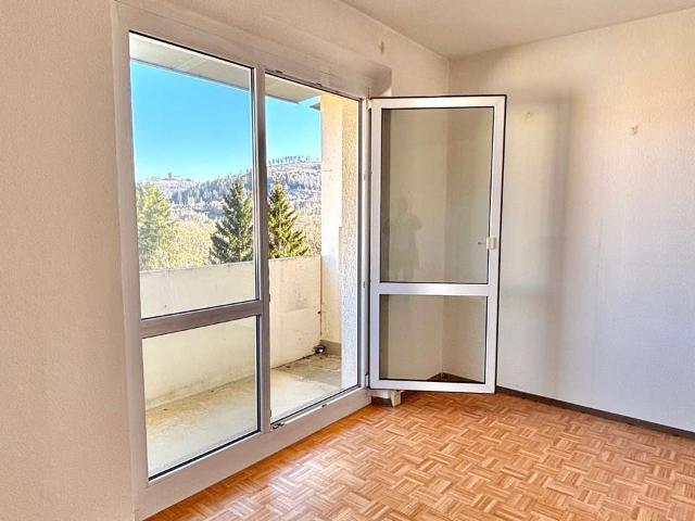 3 Raum Wohnung mit Balkon, Bad mit Dusche Sonntagsbrötchen & Einkaufsservice kostenlos dazu