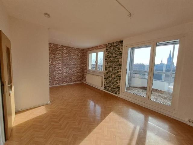 3 Raum Wohnung mit Glasbalkon im Stadtzentrum