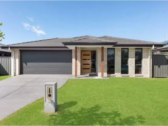 3 Rockpool Avenue, Sandy Beach House for rent Listed by Ali S.