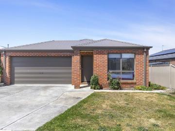 3 room house to let in 14 Red Robin Drive, Winter Valley