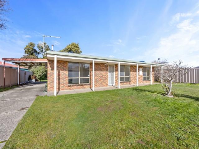 3 room house to let in 19 Hopkins Court, Sebastopol