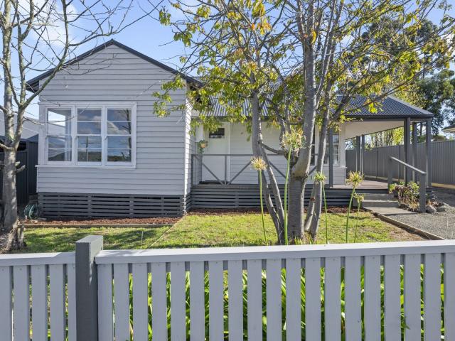 3 room house to let in 1138 Geelong Road, Mount Clear