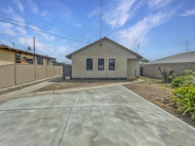 3 room house to let in 11 Verbena Grove, Wendouree