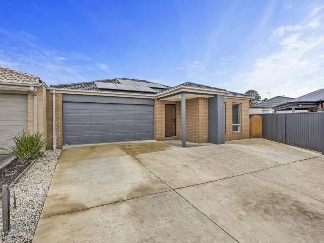 3 room house to let in 12 Cowley Court, Canadian