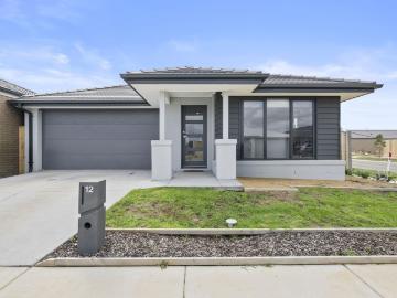 3 room house to let in 12 Sunpeaks Street, Winter Valley