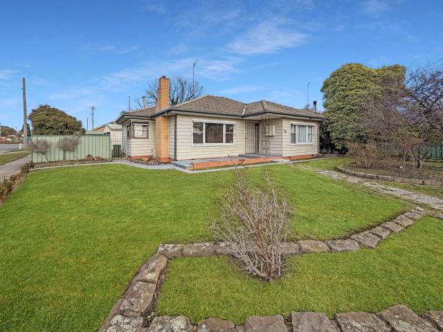3 room house to let in 1 Pauls Crescent, Wendouree