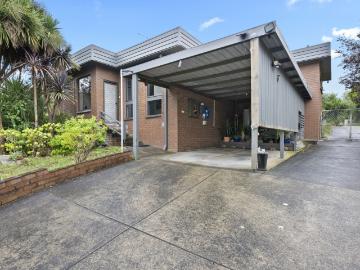3 room house to let in 211 Larter Street, Canadian