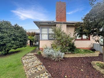 3 room house to let in 222 Yarrowee Parade, Redan