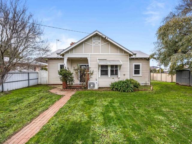 3 room house to let in 229 Dowling Street, Wendouree