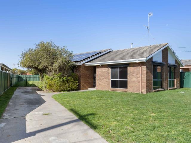 3 room house to let in 51 McNulty Drive, Wendouree