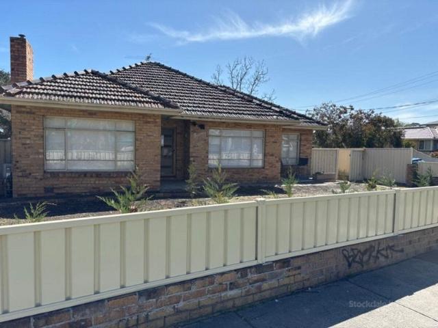 3 ROOMS AVAILABLE Opposite La Trobe University With All Bills Included!