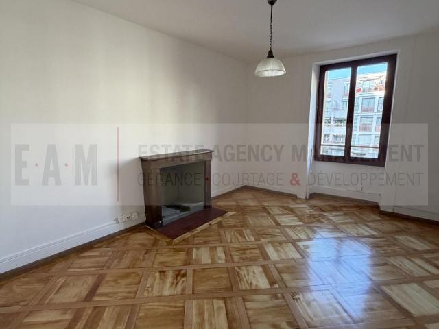 3 Rooms Flat, Flat with front and rear views