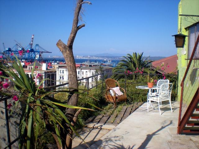 3 rooms with the best views of Valparaíso's harbour and hills